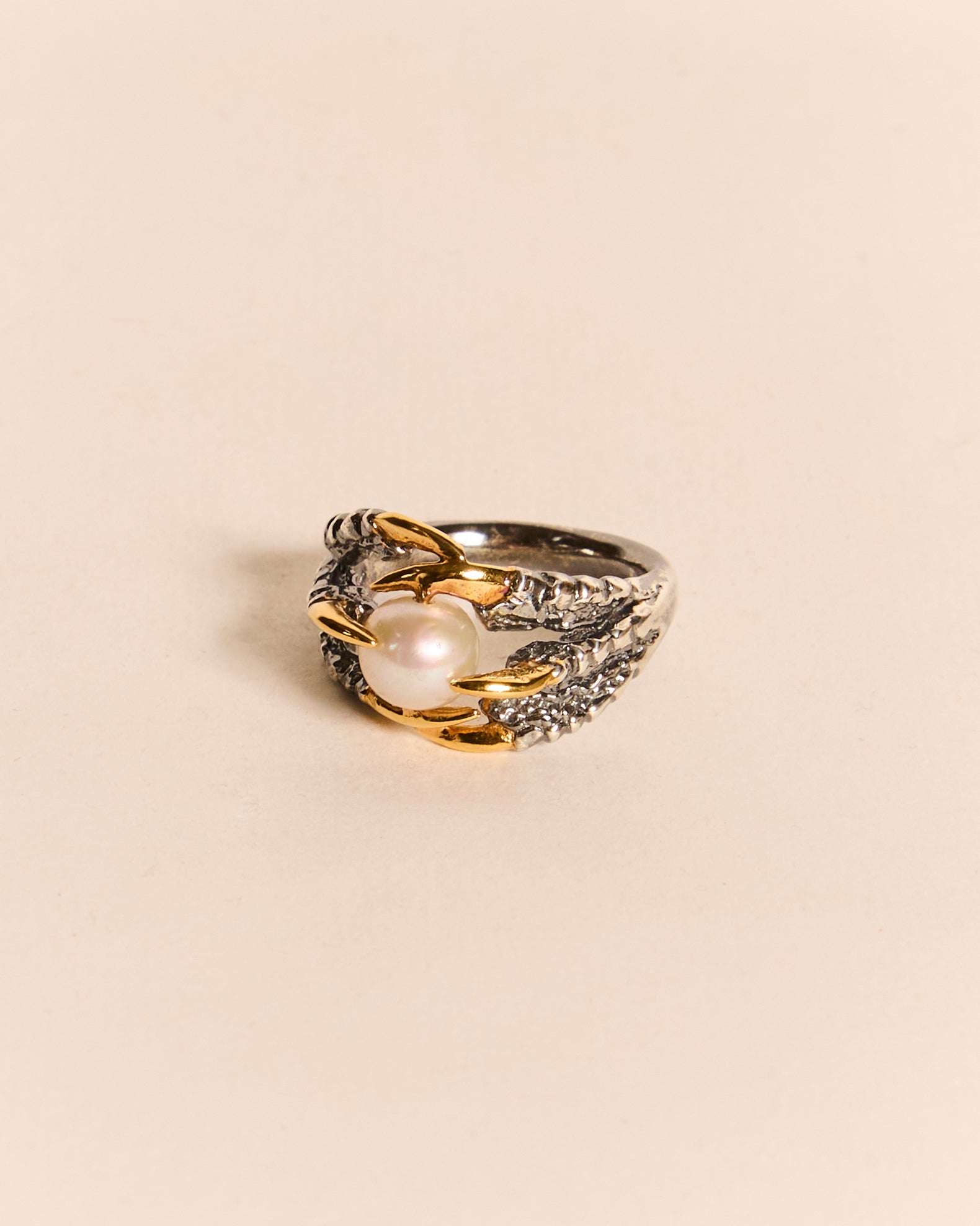 The Pearl of London - Oxidised Gold Nails