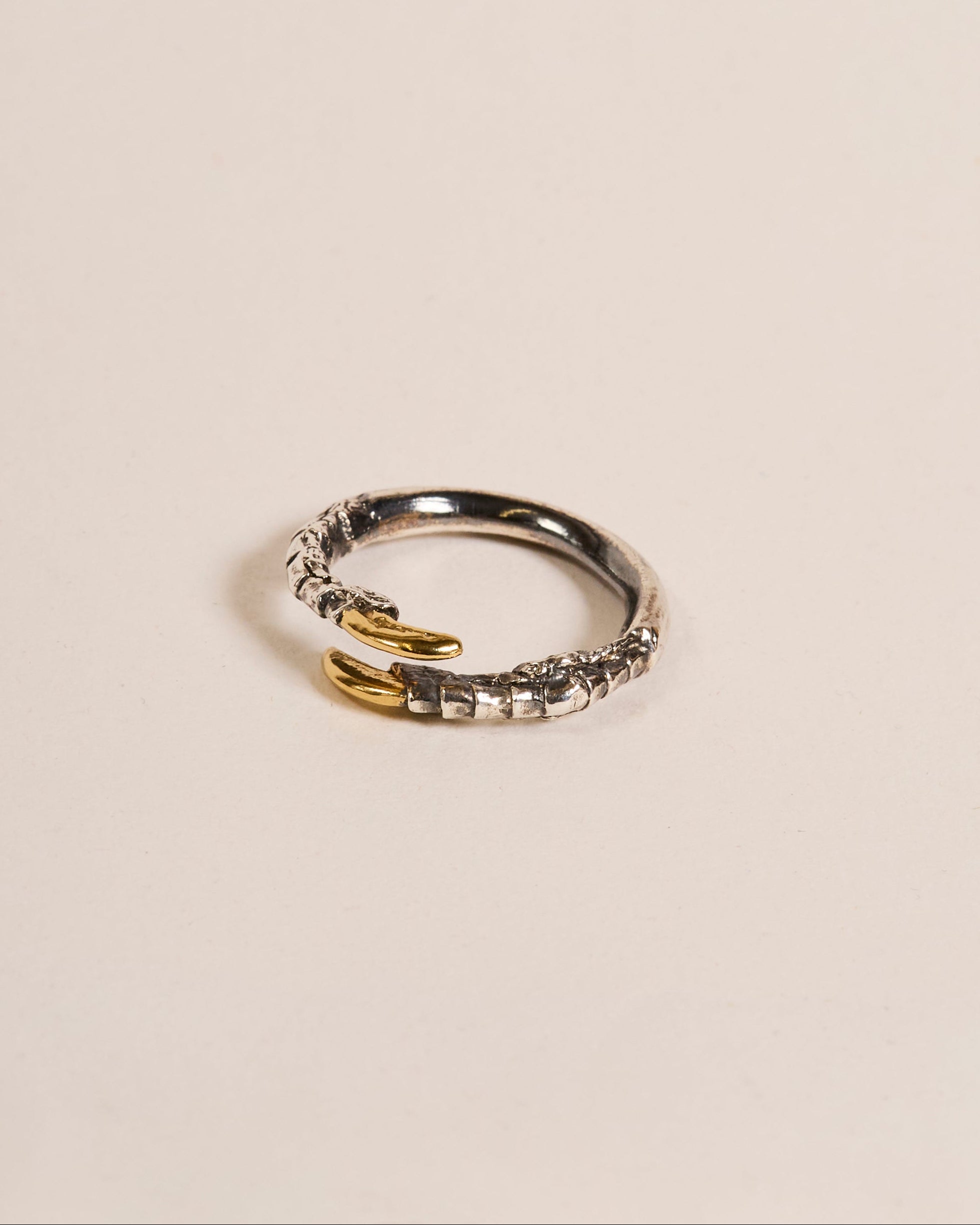Single Claw Ring